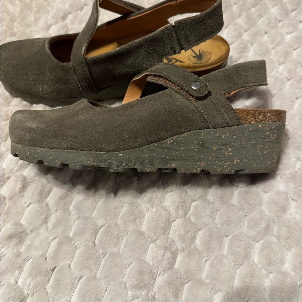 Elegant Olive Suede Slingback Mules